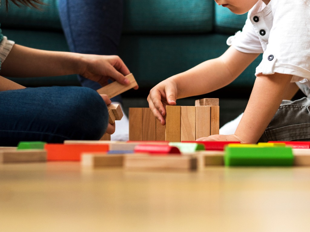 niño jugando con bloques de madera